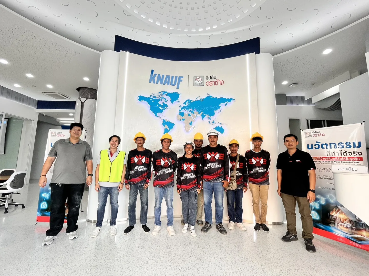 ทีมสุพัตราฝ้าสปีดและผู้ฝึกอบรมถ่ายภาพร่วมกันหลังการฝึกอบรมระบบ Cleaneo